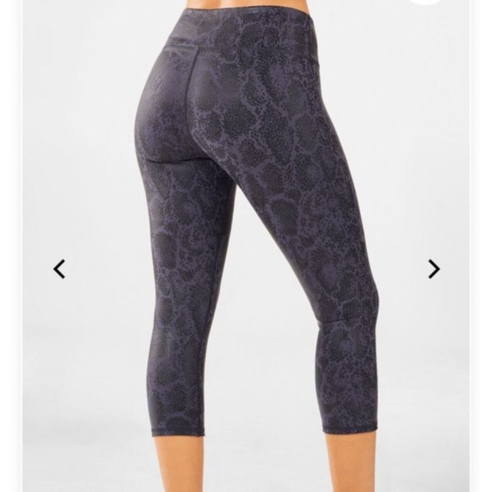 NWT Brand New Fabletics XS/2-4 Salar Printed Powerhold Crop Leggings